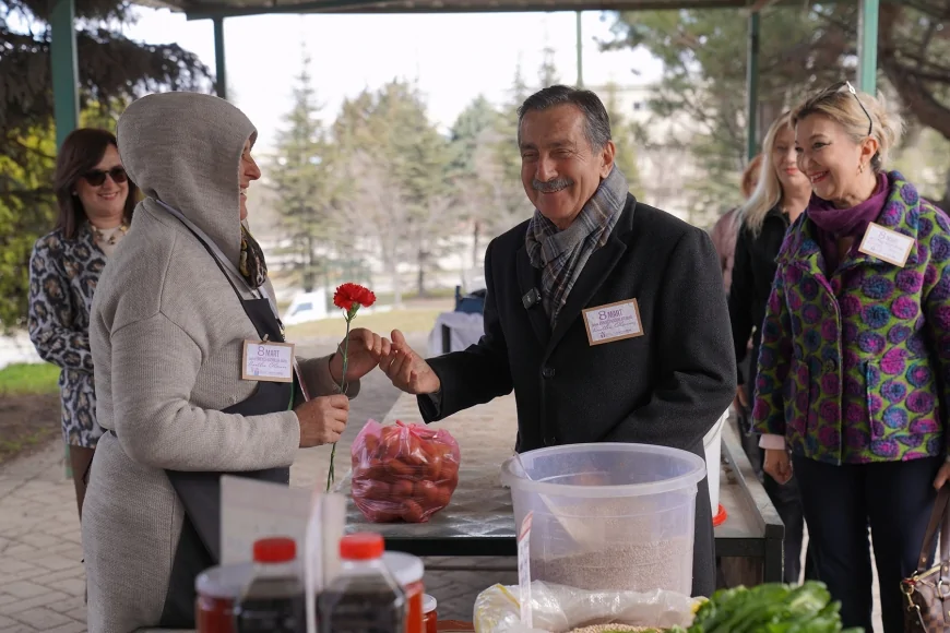 TEPEBAŞI BELEDİYE BAŞKANI DT. AHMET ATAÇ KADIN ÜRETİCİLERLE BULUŞTU 8 MART’TA EMEKÇİ KADINLARA DESTEK MESAJI VERDİ