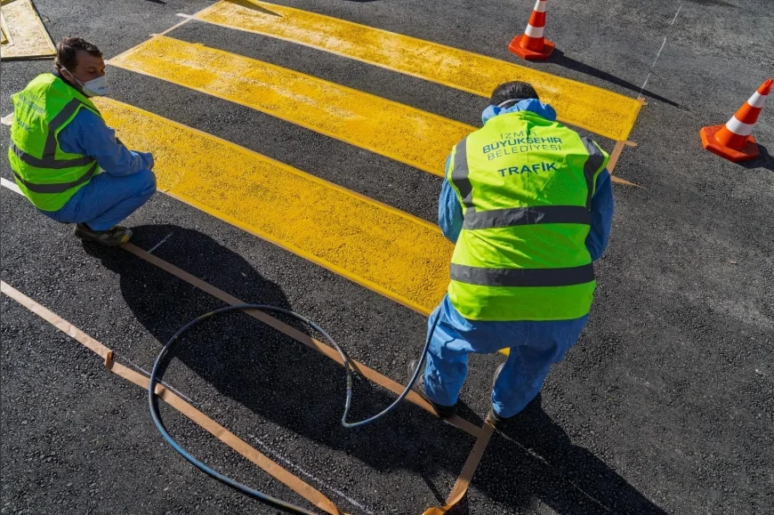 İzmir Büyükşehir Belediyesi Vasıf Çınar Bulvarı’nda Yükseltilmiş Yaya Geçidi Uygulamasını Hayata Geçirdi