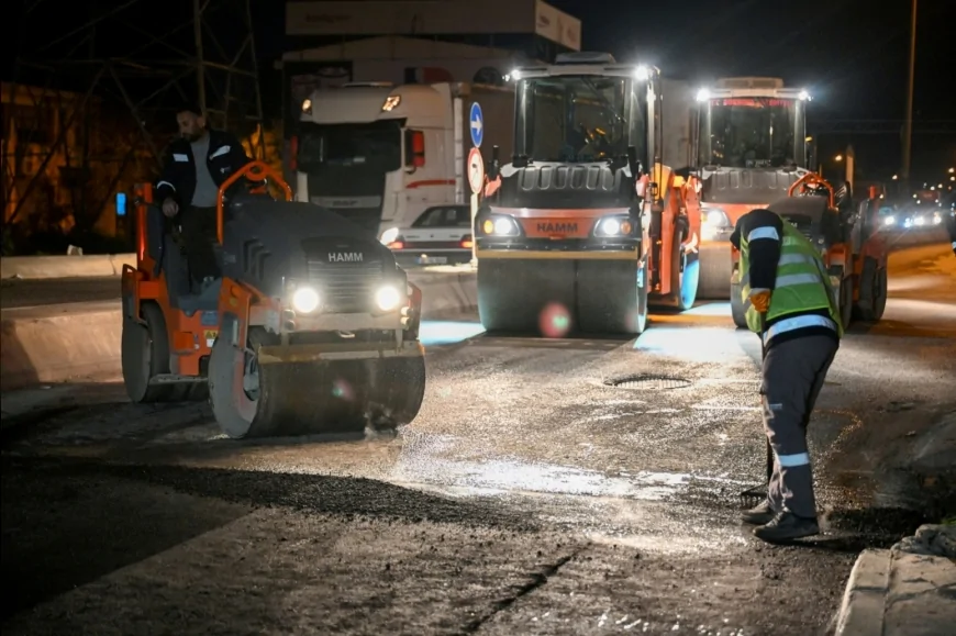 Bornova’da Yağışların Ardından Yol Seferberliği Başladı Aydınlar Caddesi’nde Gece Boyu Asfalt Mesaisi Yapıldı