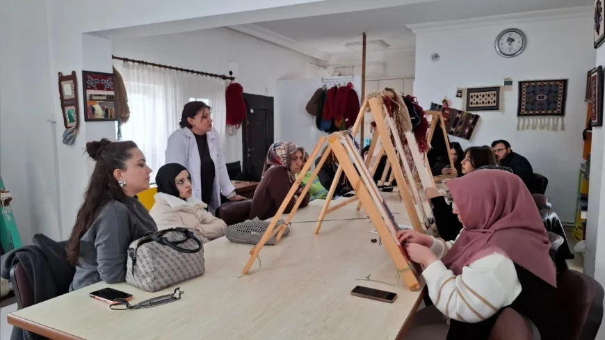 NEVŞEHİR’DE GELENEKSEL HALI DOKUMA SANATI ÜNİVERSİTE ÖĞRENCİLERİYLE BULUŞTU