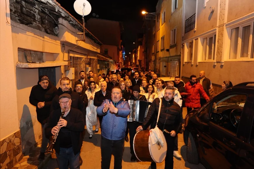 Bursa Büyükşehir Belediye Başkanı Mustafa Bozbey Sahurda Asırlık Arnavut Böreği Geleneğine Katıldı