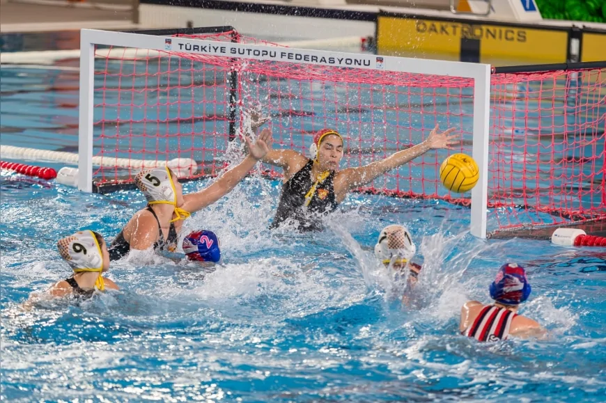 İzmir Büyükşehir Belediye Başkanı Dr. Cemil Tugay Göztepe Kadın Sutopu Takımı’nın Avrupa’daki 27-16’lık Zaferini Yerinde İzledi