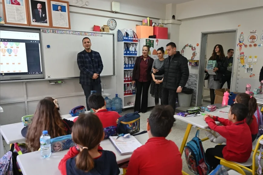 Bornova Belediye Başkanı Ömer Eşki İlkokul Öğrencilerinin Dersine Katıldı Yerel Yönetimleri Anlattı