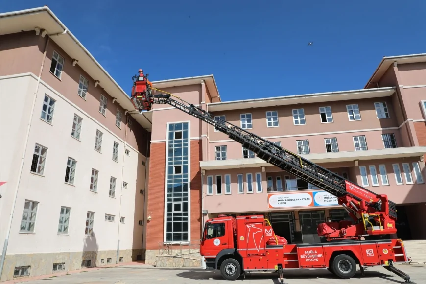 MUĞLA BÜYÜKŞEHİR BELEDİYESİ’NDEN DEPREM HAFTASI’NDA ÖĞRENCİLERE GERÇEĞİNİ ARATMAYAN TATBİKAT