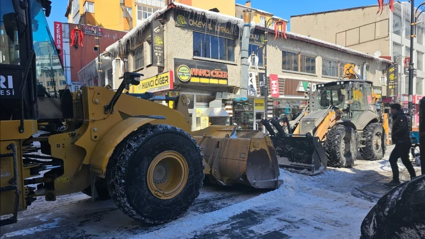 Ağrı’da Kar Yağışı Etkisini Sürdürürken Belediye Ekipleri Kent Genelinde Kar Temizleme Çalışmalarını Yoğunlaştırdı