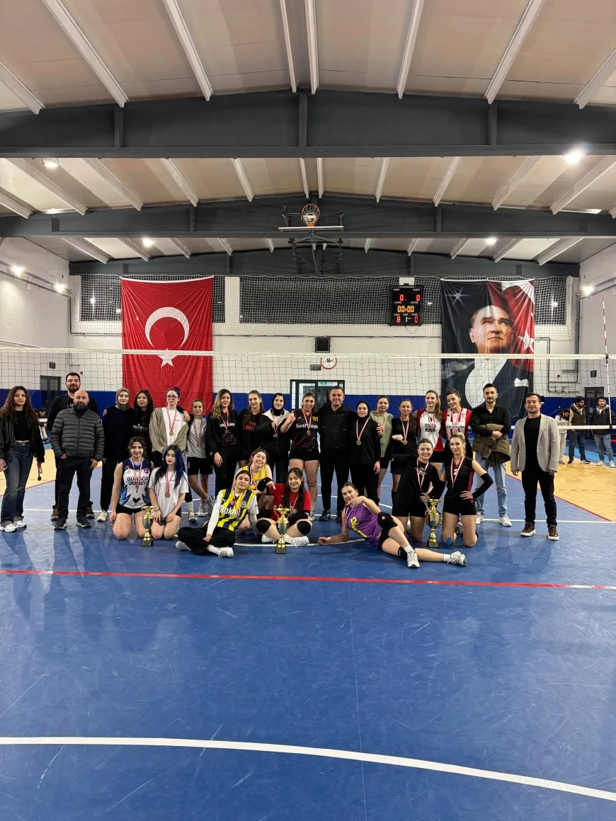BURDUR BELEDİYESİ’NİN 8 MART KADINLAR GÜNÜ VOLEYBOL TURNUVASI BÜYÜK HEYECANLA TAMAMLANDI