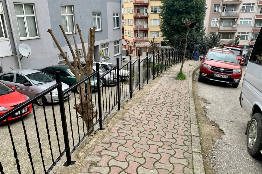 Giresun Belediyesi Osmaniye Mahallesi’nde Yaya Güvenliği İçin 200 Metrelik Ferforje Korkuluk Çalışması Yaptı