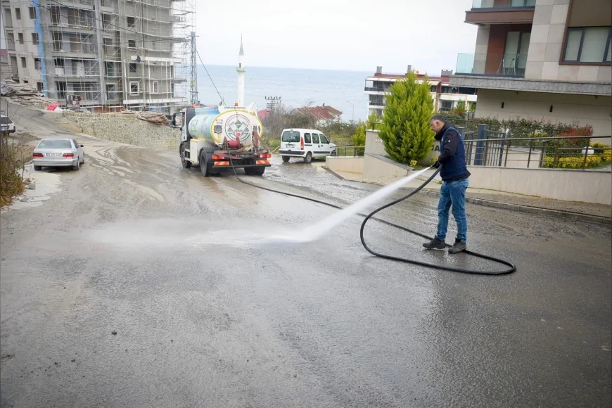 GİRESUN BELEDİYESİ ERİKLİMAN MAHALLESİ’NDE CADDE VE SOKAKLARI BASINÇLI SUYLA YIKADI
