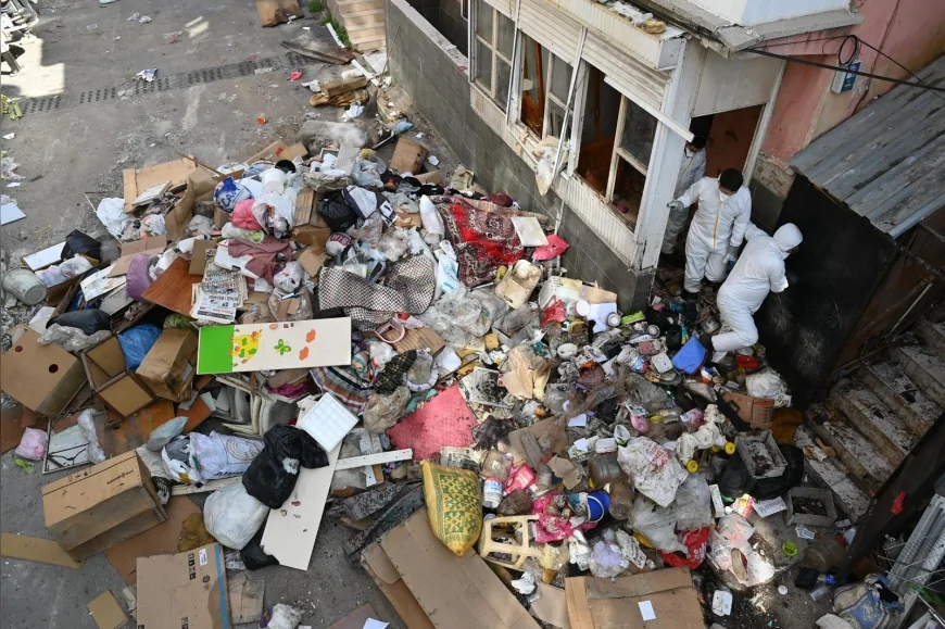 Karabağlar Belediyesi Gülyaka Mahallesi’ndeki Çöp Ev İçin Temizlik ve Tahliye Çalışması Başlattı