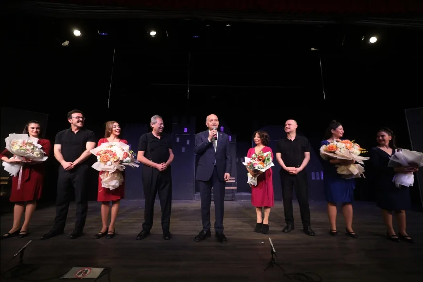 Yenimahalle Belediye Başkanı Fethi Yaşar 8 Mart’ta “Kadınlık Bizde Kalsın” Oyununu Vatandaşlarla İzledi