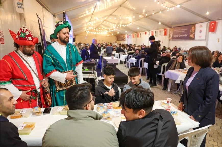 MALTEPE BELEDİYE BAŞKANI MİMAR ESİN KÖYMEN MALTEPELİLERLE CUMHURİYET MEYDANI’NDAKİ İFTAR SOFRASINDA BULUŞTU