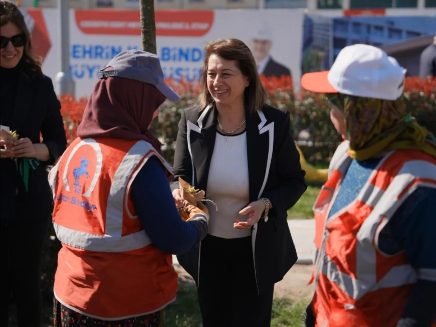 Düzce Belediye Başkan Yardımcısı Ayşe Kılıç 8 Mart’ta Kadın Personeli Ziyaret Ederek Çiçek Takdim Etti