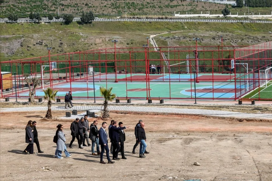 BAYRAKLI’DA FERDİ ZEYREK SPOR KOMPLEKSİ’NDE ÇALIŞMALAR TAMAMLANMA AŞAMASINA GELDİ