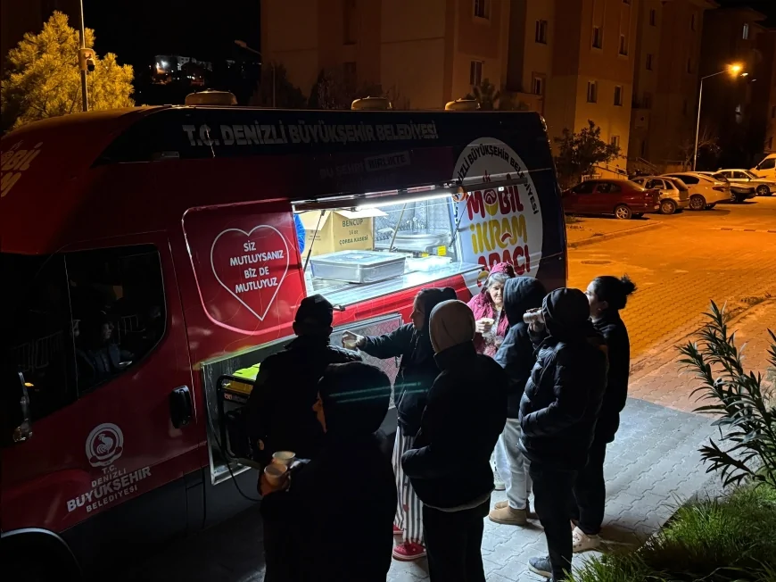 Denizli Büyükşehir Belediyesi Mobil İkram Araçları Buldan Depremi Sonrası Geceyi Dışarıda Geçiren Vatandaşlara Sahur Hizmeti Verdi