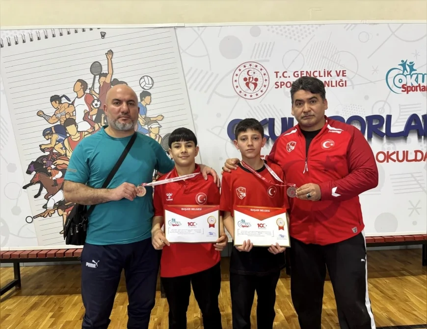 Yunusemre Belediyesporlu yıldız güreşçiler Sakarya’da iki bronz madalya kazandı
