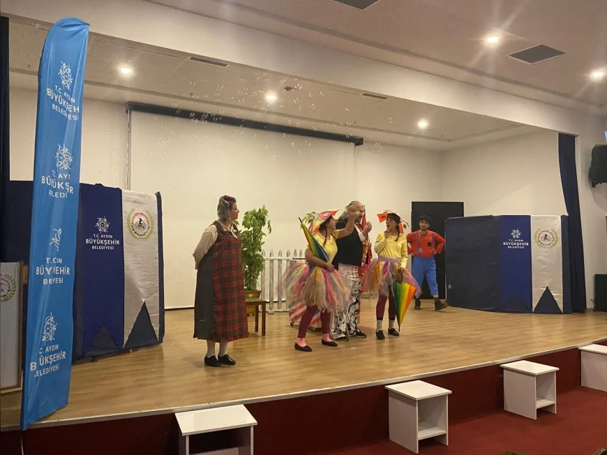 Aydın Büyükşehir Belediye Başkanı Özlem Çerçioğlu çocukları tiyatronun büyülü dünyasıyla buluşturuyor