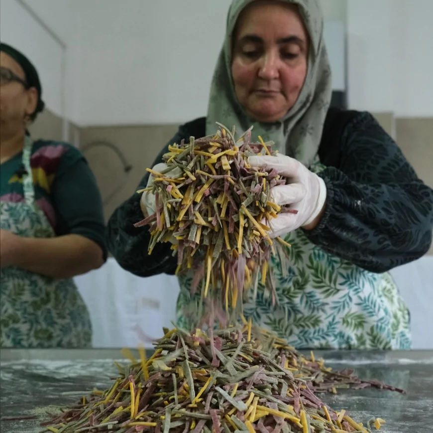 Ayvalık Belediyesi Kooperatif Mutfağında Üretilen Erişteler Raflardaki Yerini Aldı