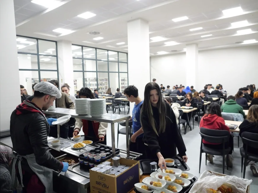 Etimesgut Belediyesi 100. Yıl Cumhuriyet Kültür Merkezi Kütüphanesi’nde Öğrencilere İftar Yemeği İkramı Başlattı