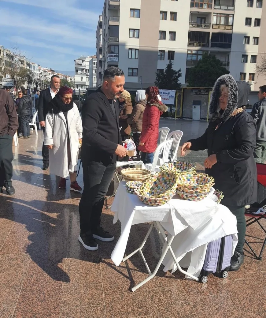 CHP Buca İlçe Başkanlığı Kadınların El Emeği Ürünlerini Sergilediği Dayanışma Etkinliği Düzenledi