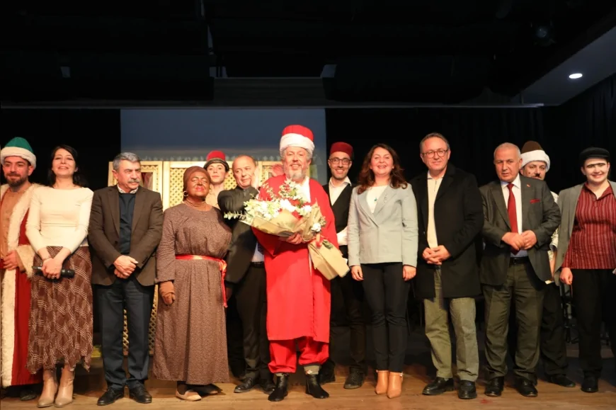 Yunusemre Belediyesi Geleneksel Orta Oyunu “Fotoğrafçı”yı Tiyatroseverlerle Buluşturdu