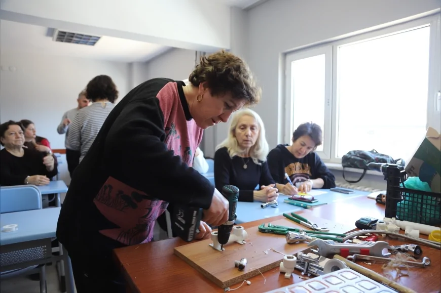 Eskişehir Büyükşehir Belediyesi “Evde Tamir Kursu”nu Tamamlayan Kadınlar Katılım Belgelerini Aldı