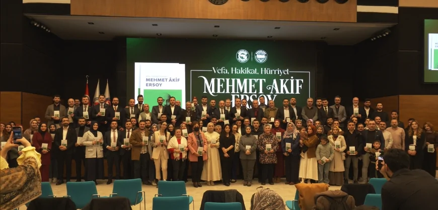 Genç Memur-Sen’in “Vefa Hakikat Hürriyet – Mehmet Akif Ersoy” kitabı Ankara’da düzenlenen lansmanla tanıtıldı