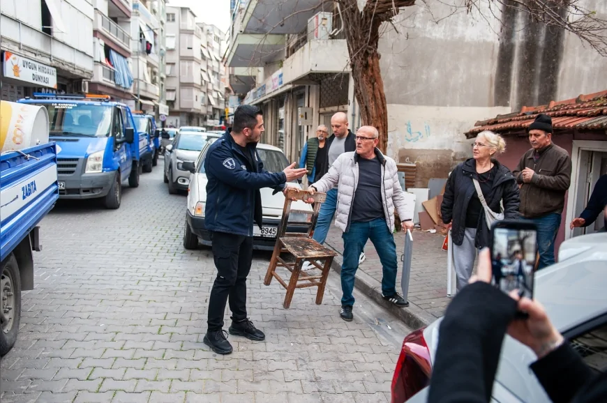 KARŞIYAKA BELEDİYESİNDEN KALDIRIM VE YOL İŞGALLERİNE SIKI DENETİM