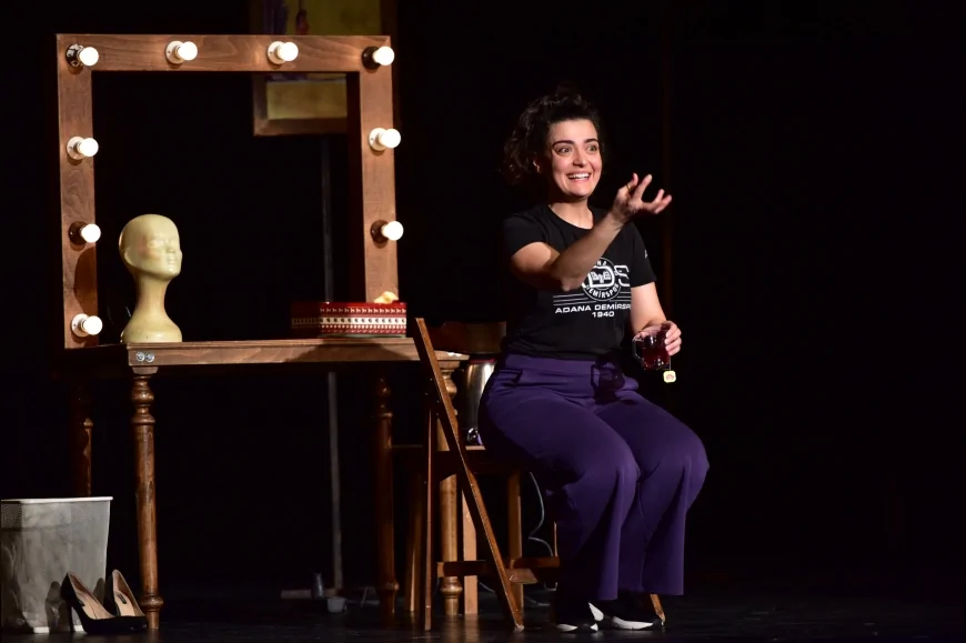 BURSA BÜYÜKŞEHİR BELEDİYESİ’NİN SAHNELEDİĞİ ÖDÜLLÜ ‘YAN ROL’ OYUNU TİYATROSEVERLERDEN AYAKTA ALKIŞ ALDI