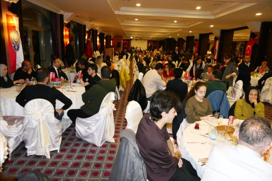 Marmaris İlçe Emniyet Müdürü Samed Seyhan İftar Programında Çocuklara Boyama Kitabı Hediye Etti