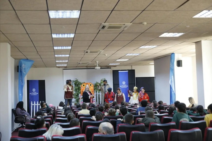 AYDIN BÜYÜKŞEHİR BELEDİYE BAŞKANI ÖZLEM ÇERÇİOĞLU ÇOCUK OYUNU “MÜZİSYENLER ÇETESİ” İLE KÖŞK’TE MİNİKLERİ TİYATROYLA BULUŞTURDU