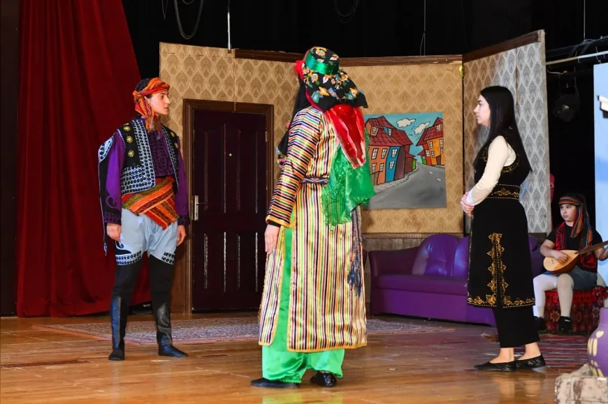 ALTINDAĞLI KADINLAR “KÜÇÜK DERTLER BÜYÜK KAHRAMANLIKLAR” OYUNUYLA SAHNEDE AYAKTA ALKIŞLANDI