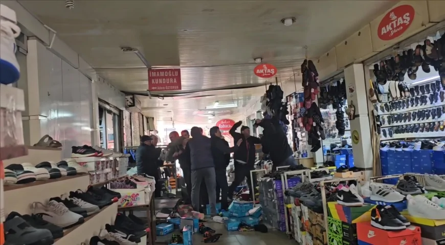 Çorum Saat Kulesi Altında Esnaf Kavgası: Akraba Ayakkabıcılar Birbirine Girdi, 3 Kişi Yaralandı