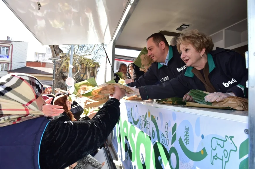 Bursa Büyükşehir Belediyesi BESAŞ aracılığıyla Yenişehir’de yüzlerce vatandaşa Ramazan pidesi dağıttı