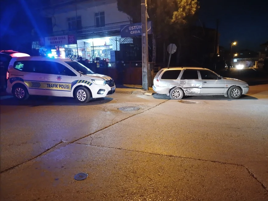 Çorum Bahçelievler Mahallesi’nde Otomobil ile Minibüs Çarpıştı Bir Kişi Yaralandı