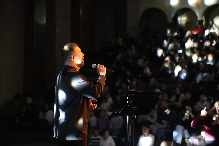 NEVŞEHİR’DE RAMAZAN GECESİNDE İLAHİLER YÜKSELDİ HASAN BAYAR SAHNE ALDI