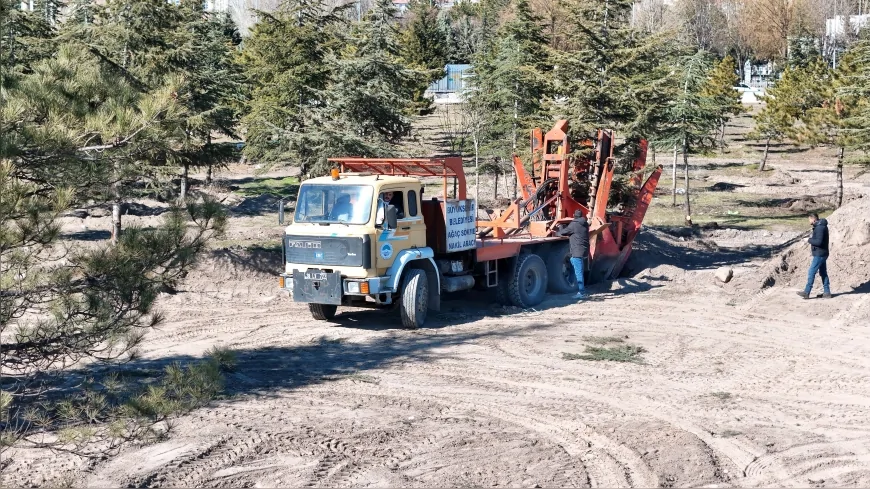Kayseri’de Kartal Kavşağı Projesi Öncesi Ağaçlar Taşınıyor Büyükşehir Yeşil Dokuyu Koruma Çalışması Başlattı