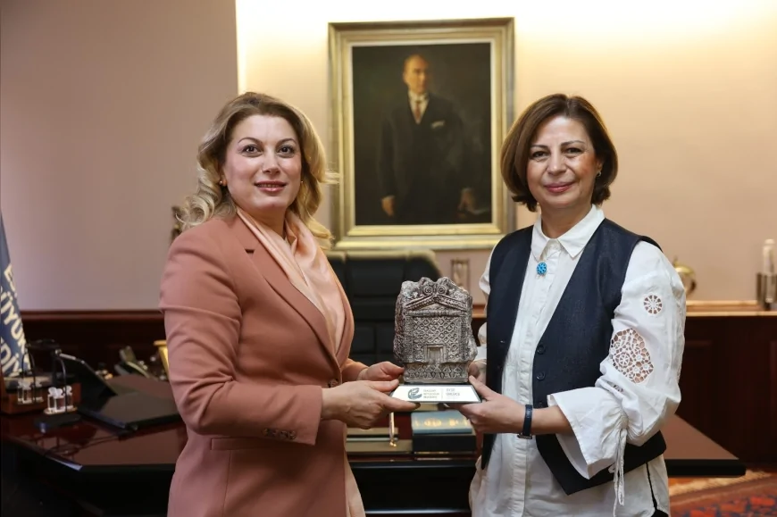 CHP Kadın Kolları Genel Başkanı Asu Kaya’dan Eskişehir Büyükşehir Belediye Başkanı Ayşe Ünlüce’ye 8 Mart Kapsamında Ziyaret