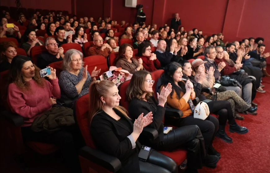 ESKİŞEHİR BÜYÜKŞEHİR BELEDİYESİ ŞEHİR TİYATROLARININ “UNUTMAK” OYUNU PRÖMİYERİNDE SEYİRCİYE DUYGU DOLU ANLAR YAŞATTI
