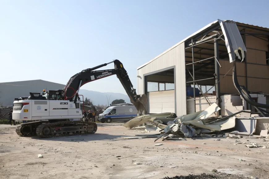 BURSA NİLÜFER’DE TARIM ALANLARINA YAPILAN 4 KAÇAK İŞ YERİ YIKILDI