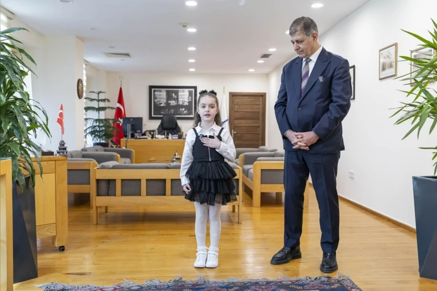 İZMİR BÜYÜKŞEHİR BELEDİYE BAŞKANI DR. CEMİL TUGAY 4 YAŞINDAN BERİ İSTİKLAL MARŞI’NI EZBERE OKUYAN MİNİK MERYEM ESİLA ŞEN’İ AĞIRLADI