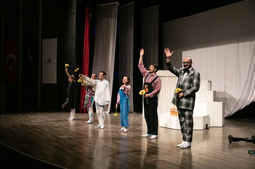 İZMİR BÜYÜKŞEHİR BELEDİYESİ ŞEHİR TİYATROLARI “DON KİŞOT–ÇAĞDAŞ BİR MASAL” OYUNUNU TORBALI’DA MİNİK İZLEYİCİLERLE BULUŞTURDU