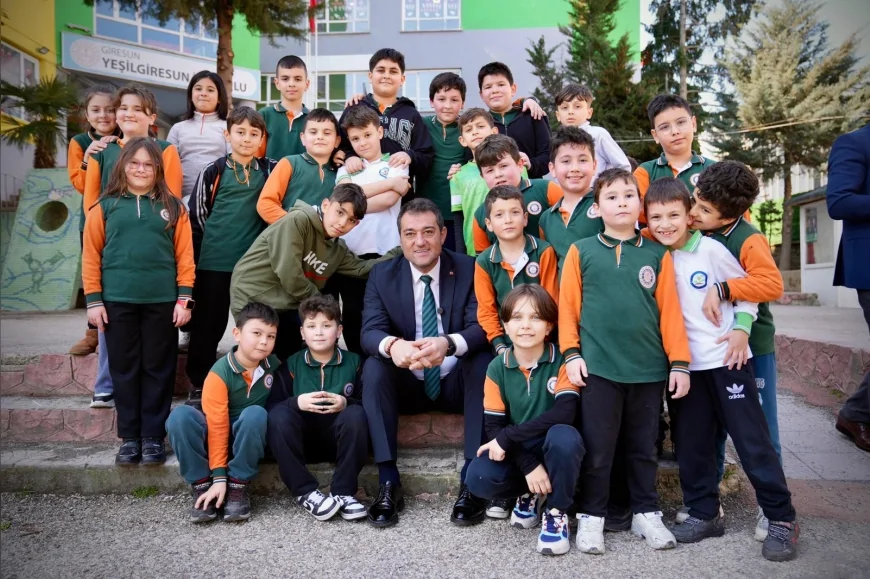Giresun Belediye Başkanı Fuat Köse, Yeşilgiresun İlkokulu öğrencilerinin davetini geri çevirmedi
