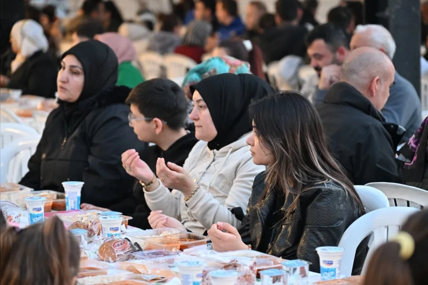 MANİSA BÜYÜKŞEHİR BELEDİYESİ RAMAZAN İFTAR PROGRAMIYLA AKHİSAR’DA VATANDAŞLARI AYNI SOFRADA BULUŞTURDU