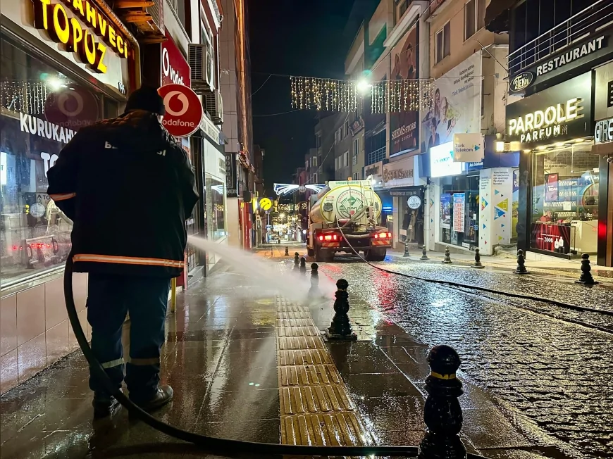 Giresun’da Cadde ve Sokaklar Gece Saatlerinde Yıkanıyor: Belediye Temizlik Çalışmalarını Sürdürüyor