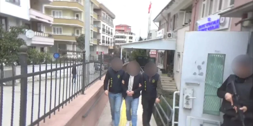 Yalova’da 24 Yıl Hapis Cezası Bulunan Hırsızlık Hükümlüsü Yakalandı, 6 Yıldır Sahte Kimlikle Gezen Şüpheli Tutuklandı
