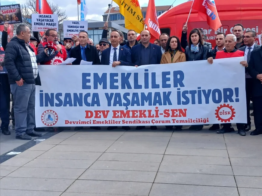 Çorum Kadeş Meydanı’nda Emekliler Taleplerini Dile Getirdi: “Saraylara Değil Emekliye Bütçe”