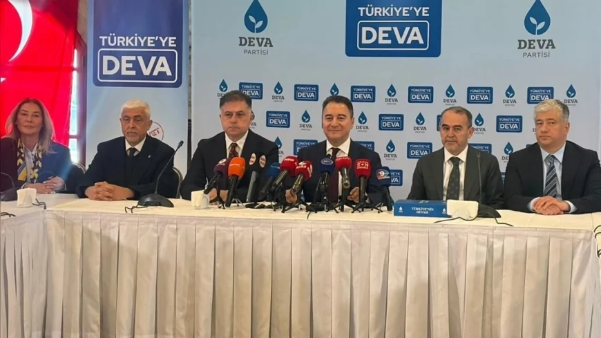 DEVA Partisi Genel Başkanı Ali Babacan İzmir’de “Türkiye çok zor bir dönemden geçiyor” diyerek ekonomik ve adalet sorunlarına dikkat çekti
