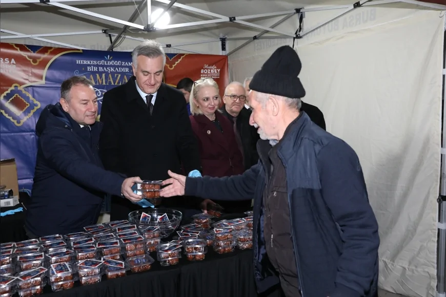 BURSA BÜYÜKŞEHİR BELEDİYESİ GEMLİK’TE İFTAR PROGRAMI DÜZENLEDİ, VATANDAŞLAR DAYANIŞMA SOFRASINDA BULUŞTU