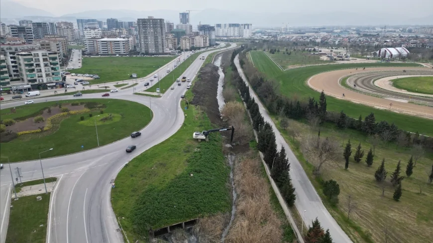 Bursa Büyükşehir Belediyesi BUSKİ Ekipleri Nilüfer’de Ayafatma Deresi’nde Temizlik Çalışması Başlattı