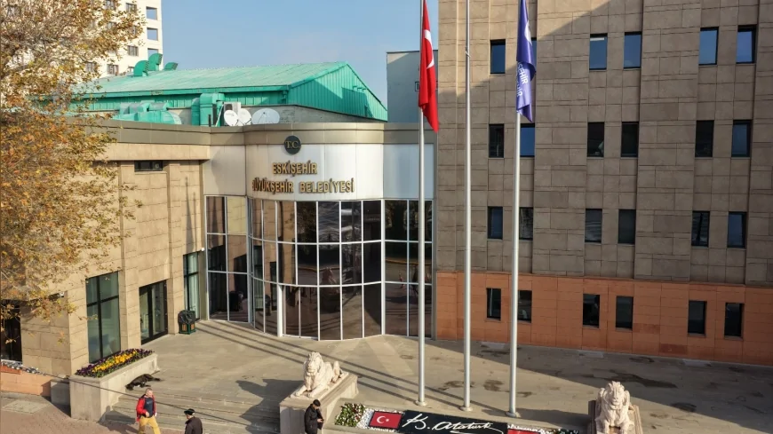 ESKİŞEHİR BÜYÜKŞEHİR BELEDİYESİ KURTULUŞ KAPALI PAZAR YERİNDE BETON DÖKÜMÜNÜ BAYRAM ÖNCESİ HIZLANDIRDI